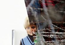 Ám ảnh ánh mắt trẻ thơ trong bộ ảnh “Sự  trái ngược đáng sợ giữa chiến tranh và hoà bình”