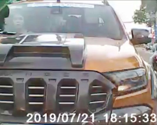 Phạt nguội tài xế xe bán tải ‘độ’, chạy ngược chiều gây ‘bão’ mạng ở Thủ Dầu Một