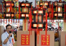 Đấu giá 9 chiếc lồng đèn trong lễ hội chùa bà Bình Dương thu nhiều tỷ đồng