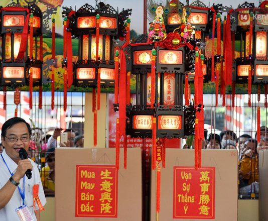 Đấu giá 9 chiếc lồng đèn trong lễ hội chùa bà Bình Dương thu nhiều tỷ đồng