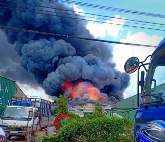 Sau tiếng nổ lớn, khói bao trùm cả 1 vùng trời thị xã Tân Uyên