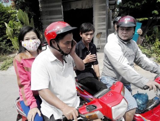 Những bóng hồng thầm lặng sau lưng ‘hiệp sĩ đường phố’