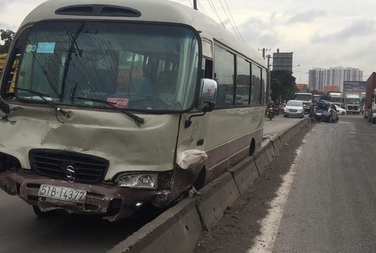 Dĩ An: Xe khách tông bẹp dúm 2 xe con trên Quốc lộ 1, nhiều người hoảng loạn kêu cứu thất thanh