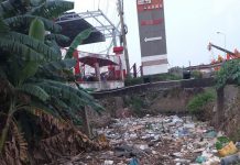 Kênh tiêu thoát nước tràn ngập rác thải ở Dĩ An