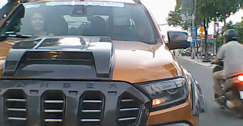 Tài xế bán tải gây bão mạng khai chèn ép xe khác vì ‘uy tín’