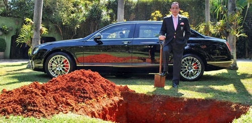 Thay vì đốt vàng mã, tỷ phú Brazil chôn xe nửa triệu đô… để dùng ở kiếp sau