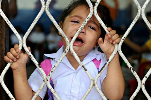 Bộ ảnh muôn kiểu khóc, ngáp cực hài hước, đáng yêu của các cô cậu học trò nhí trong ngày khai giảng