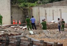 Ngồi nghỉ giải lao khi tháo dỡ nhà xưởng, bất ngờ bị bức tường đổ đè vào người