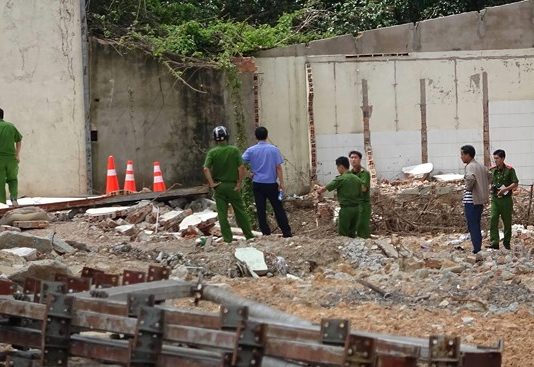 Ngồi nghỉ giải lao khi tháo dỡ nhà xưởng, bất ngờ bị bức tường đổ đè vào người