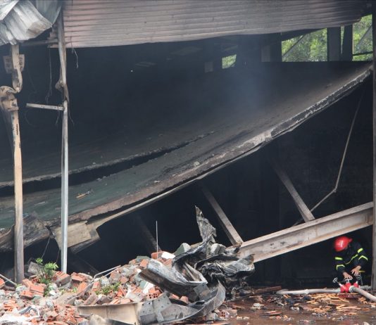 Sóng Thần 3: Công ty gỗ cháy lớn, 15 xe chữa cháy cùng hàng trăm lính cứu hoả tham gia dập lửa