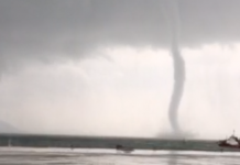 Clip vòi rồng quét trên biển Hà Tĩnh hút nước bờ biển lên, tạo cảnh tượng như sân khấu nhạc nước