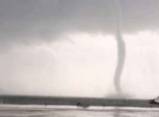 Clip vòi rồng quét trên biển Hà Tĩnh hút nước bờ biển lên, tạo cảnh tượng như sân khấu nhạc nước