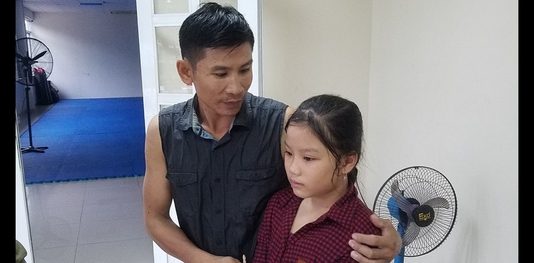 Thủ Dầu Một: Xúc động bé gái quỳ gối nhờ người cứu cha khỏi dòng nước xiết