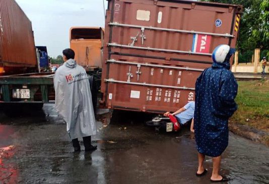 Thùng container rơi đè người đi đường, chẳng thể xử lý tài xế