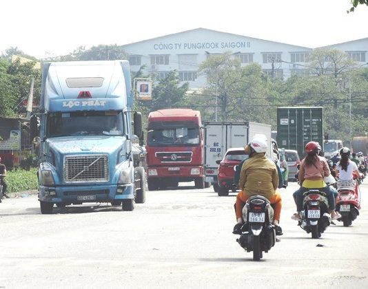 Bình Dương: Xe quá tải quá khổ làm hư mặt đường, gây nhiều tai nạn giao thông thương tâm