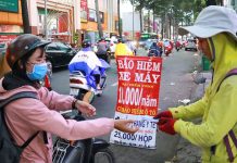 Bảo hiểm siêu rẻ mua trên lề đường, công an phạt như thường