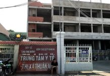 Bé gái sơ sinh còn nguyên dây rốn bị bỏ rơi trong thùng rác ở Thuận An