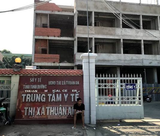 Bé gái sơ sinh còn nguyên dây rốn bị bỏ rơi trong thùng rác ở Thuận An