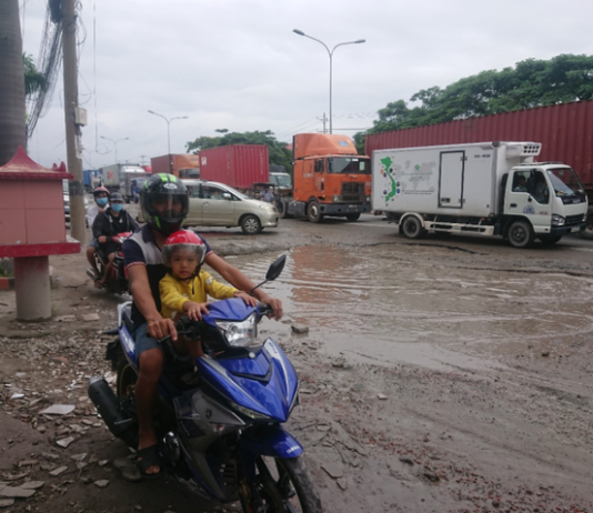 Dân oằn mình qua đường ‘tử thần’, chi chít ‘hố bom’ ở Bình Dương