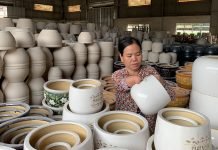 Người phụ nữ chỉ có một bàn tay làm gốm ở Tân Uyên