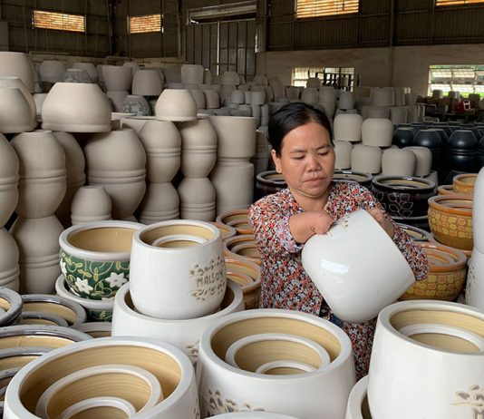 Người phụ nữ chỉ có một bàn tay làm gốm ở Tân Uyên