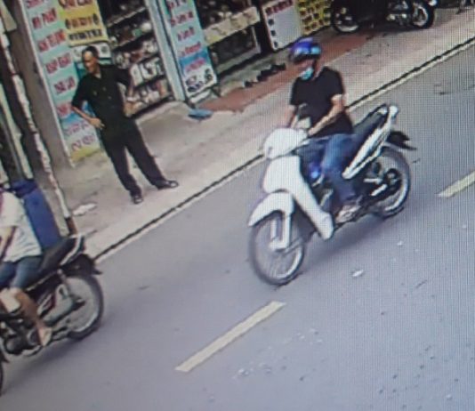 Lợi dụng trời mưa để… trộm xe máy