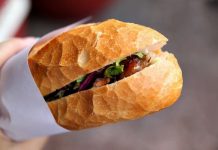 Về chợ Búng nhớ ăn bánh mì thịt gia truyền 50 năm tuổi