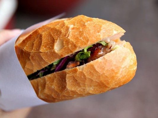 Về chợ Búng nhớ ăn bánh mì thịt gia truyền 50 năm tuổi