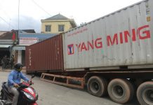 Tân Uyên: Container nặng hàng chục tấn lại rớt xuống đường