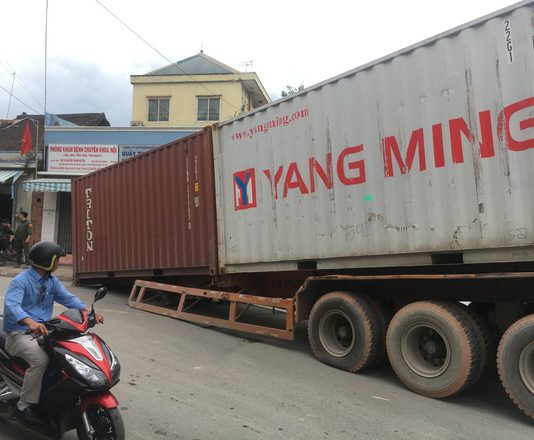 Tân Uyên: Container nặng hàng chục tấn lại rớt xuống đường