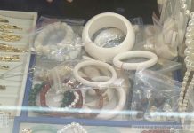 Nữ trang làm bằng ngà voi vô tư bày bán tràn lan trên phố Thủ Dầu Một