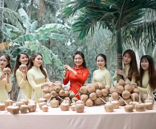 Đi hỏi vợ Bến Tre, nhà trai bị thách uống 100 trái dừa