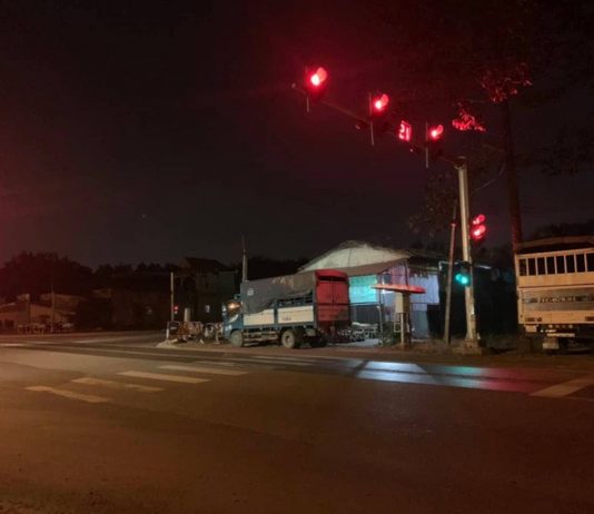 Hy hữu ở Bình Dương : Xe chở tù dừng đèn đỏ, 3 đối tượng tẩu thoát