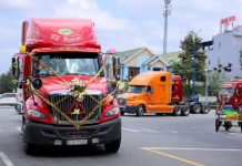 Chú rể Bình Dương chơi sốc, rước dâu bằng đoàn xe đầu kéo container