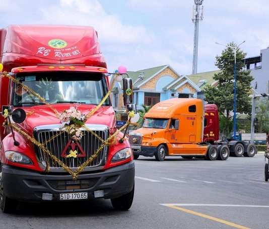 Chú rể Bình Dương chơi sốc, rước dâu bằng đoàn xe đầu kéo container