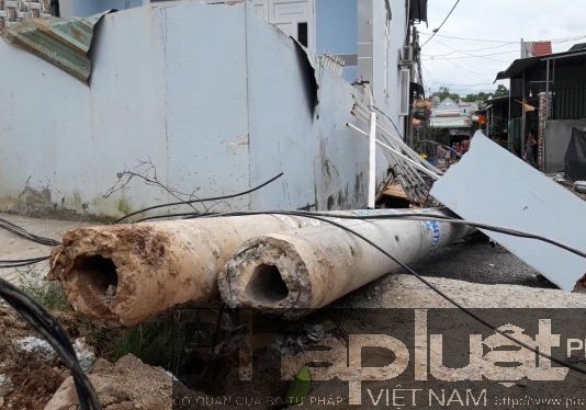 Thuận An: Xe tải tông sập 4 trụ điện