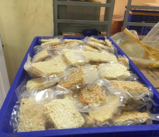 Bình Dương: Phát hiện hàng chục thùng cơm cháy, khô gà và chà bông mất vệ sinh chuẩn bị tuồn ra thị trường