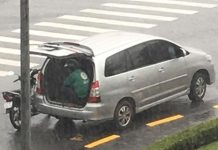 Bình Dương: Tài xế mở cốp xe cho lái xe công nghệ trú giữa cơn mưa bất chợt
