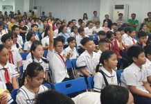 Bình Dương: Con công nhân cứ học khá giỏi là có học bổng, có quà