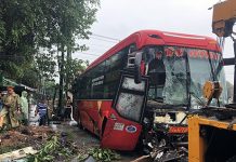 Giải cứu 39 hành khách mắc kẹt trong xe khách tai nạn ở Bình Dương