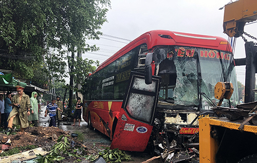 Giải cứu 39 hành khách mắc kẹt trong xe khách tai nạn ở Bình Dương