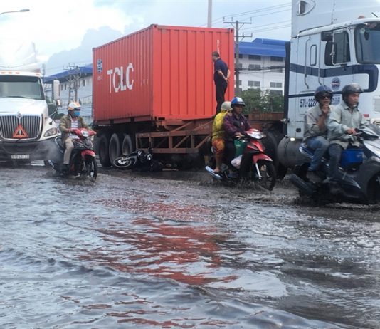 Bình Dương: Đường chậm thi công thành bẫy tử thần tiếp tục gây tai nạn thương tâm