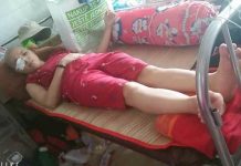 Người mẹ nghèo ở Bình Dương cạo trọc đầu cùng con chống chọi với ung thư