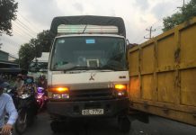 Tân Uyên: Thùng container tuột khỏi đầu kéo văng trúng đầu xe tải, tài xế nhảy khỏi vô lăng