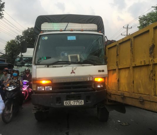 Tân Uyên: Thùng container tuột khỏi đầu kéo văng trúng đầu xe tải, tài xế nhảy khỏi vô lăng