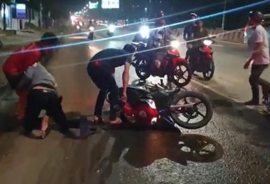 Bình Dương: Hàng chục xe ngã dúi dụi, trẻ em và bà bầu khóc thét vì bị trượt té trên đường đầy dầu nhớt