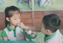 Clip bé trai xúc cơm, lau miệng vỗ về bạn gái gây sốt cộng đồng