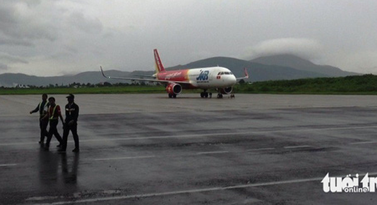 Lấy trộm áo phao cứu hộ trên máy bay, nữ hành khách bị phạt 8,5tr