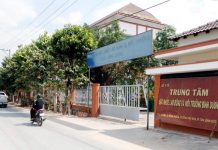 ‘Hô biến’ nhân viên tạp vụ thành… bác sĩ khám cho công nhân